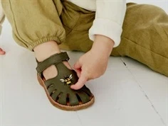 Angulus sandal grøn med bi broderi